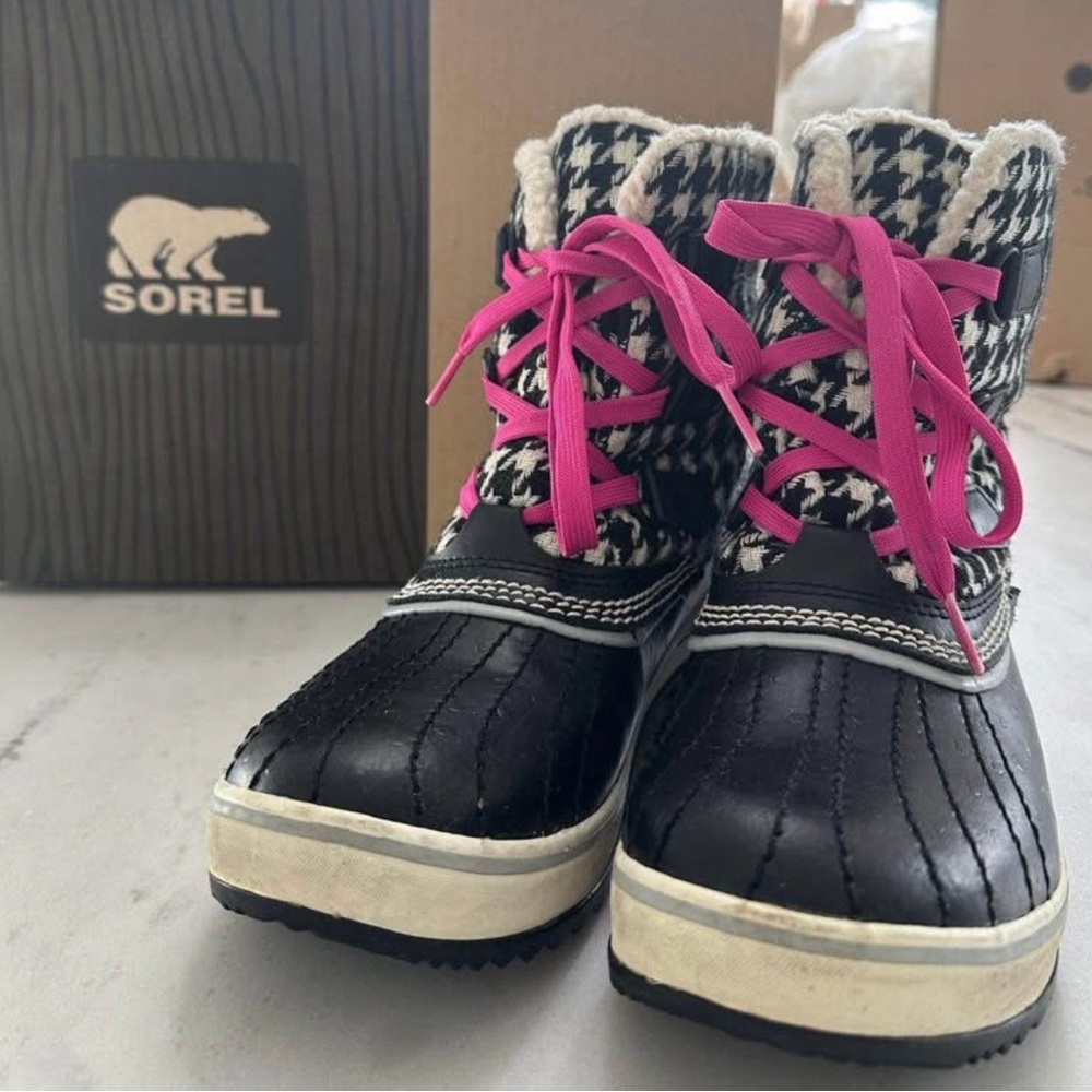 Sorel Women's Black and Pink Lace-Up Winter Boots